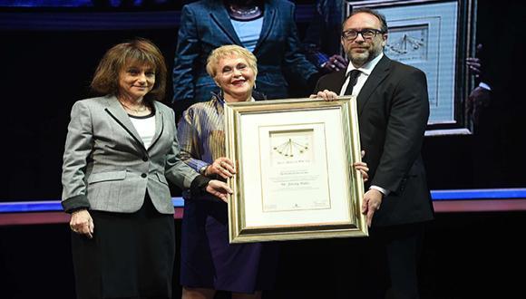 Проректор ТАУ Дина Пряльник и Габриэла Давид поздравляют соучредителя Википедии Джимми Уэлса с получением премии Дана Давида в категории "Современность".